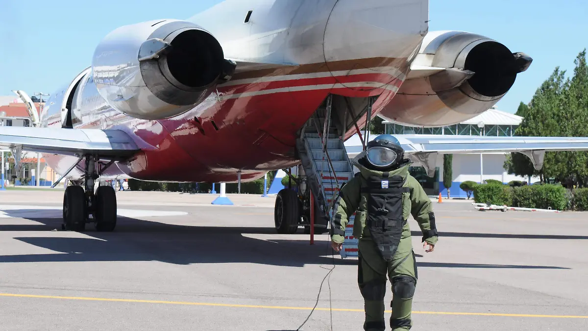 simulacro de bomba en un avion (40)